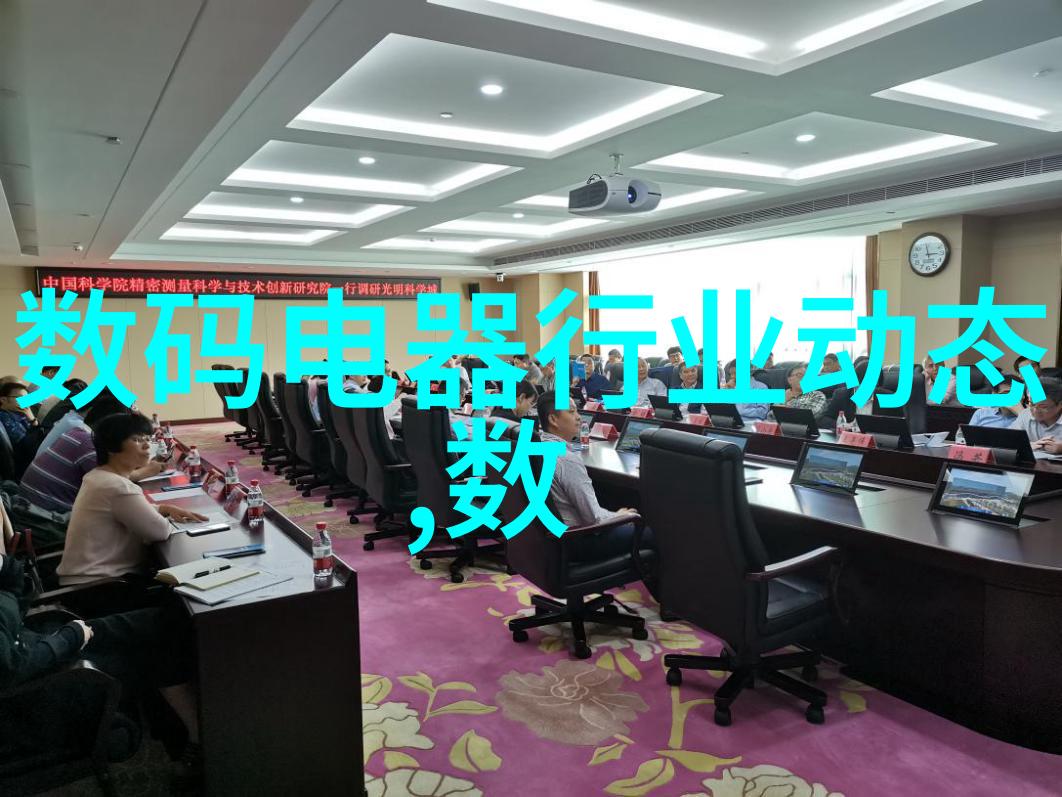 中德华胜制药设备有限公司的气流粉碎机在实验室内运转科学家们围着它进行观察和操作